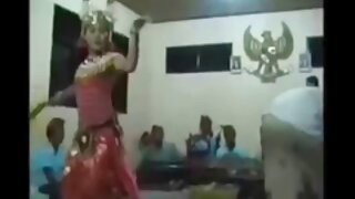 ನಿಂತಿರುವ ಭಂಗಿಯಲ್ಲಿ ಮಿಜುಕಿ ಇಶಿಕಾವಾ ಅವರ ಕಂಟ್ ಅನ್ನು ನೆನೆಸುತ್ತಿರುವ ಸೊಗಸುಗಾರ ಪೌಂಡ್‌ಗಳು
