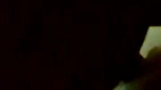 ಯುವ ಶ್ಯಾಮಲೆ ಜಾಯ್ಸ್ ತನ್ನ ರುಚಿಕರವಾದ ಗುದ ರಂಧ್ರದಲ್ಲಿ ಭಾರವಾದ ಕಂಬವನ್ನು ತೆಗೆದುಕೊಳ್ಳುತ್ತಾಳೆ