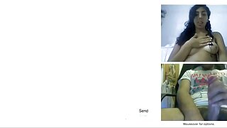 ಪುಟಾಣಿ ಚಿಕ್ ಉಮಾ ಜೋಲೀ ಪಾತ್ರವನ್ನು ನಿರ್ವಹಿಸುವುದನ್ನು ಆನಂದಿಸುತ್ತಾಳೆ ಮತ್ತು ಅವಳ ಪುಸಿಯನ್ನು ಗಟ್ಟಿಯಾಗಿ ಹೊಡೆಯುತ್ತಾಳೆ